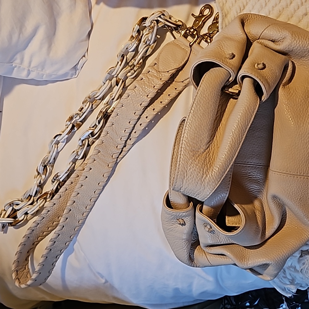 Ivory handbag 12x8x6.5 with three straps. - Picture 4 of 12